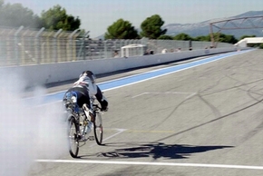  Xe đạp đạt vận tốc 333km/h, cho Ferrari “hít khói”!