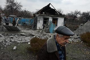Pháo hạng nặng lại khạc lửa ở miền đông Ukraine