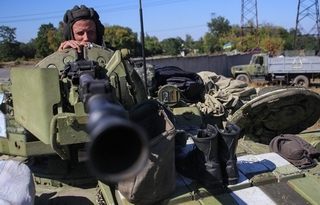 Ukraine đưa pháo binh, thiết giáp áp sát Donbass