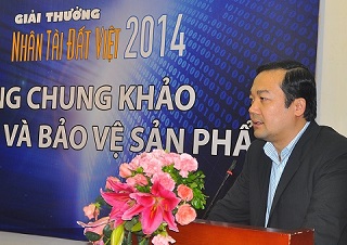 Giám khảo Nhân tài Đất Việt 2014 nhận kỷ niệm chương “Vì sự nghiệp khuyến học khuyến tài”