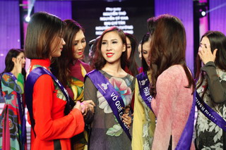 Chân dài Đà Nẵng bất ngờ bị loại khỏi Top 16 Hoa Khôi