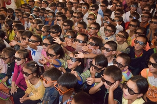 Hơn 12.000 trẻ khó khăn được xem chiếu phim 3D miễn phí