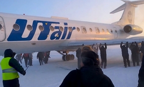  Hành khách giải cứu máy bay mắc kẹt trong băng
