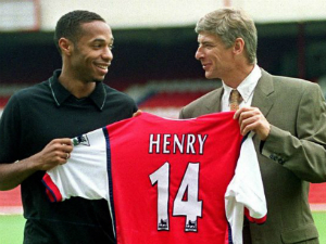 HLV Wenger dang tay chào đón “biểu tượng” Thierry Henry
