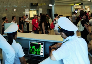 Theo dõi 96 hành khách nhập cảnh từ vùng dịch Ebola