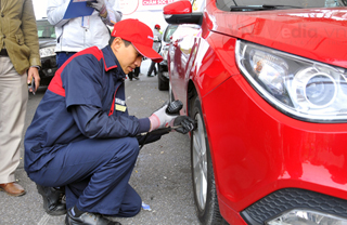 Hơn 350 ô tô được 'khám bệnh' tại Hà Nội