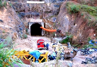 Thủ tướng yêu cầu cứu nạn nhanh vụ sập hầm thủy điện