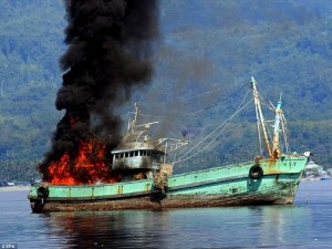 Indonesia cho nổ tàu cá nước ngoài đánh bắt trái phép