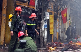Vụ cháy ở Hàng Bồ:  Những hình ảnh đẹp của người lính PCCC