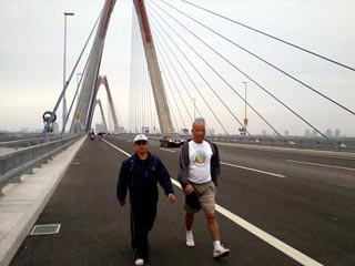  Phớt lệnh cấm, người đi bộ thản nhiên qua cầu Nhật Tân