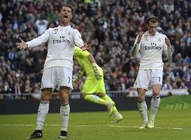 C.Ronaldo tức giận vì Bale chơi cá nhân