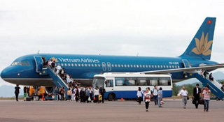 Vietnam Airlines hạ cánh ‘giữa đường’ cứu em bé Trung Quốc