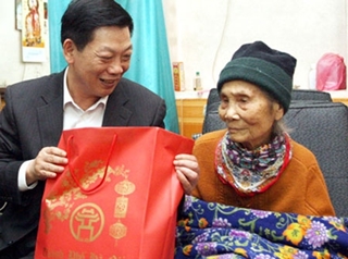 Hà Nội tặng quà các đối tượng chính sách dịp Tết
