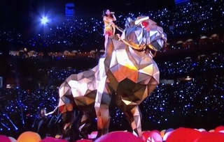 Katy Perry nhảy múa cùng &quot;cá mập&quot; tại Super Bowl 2015