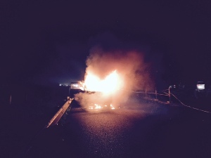  Xe tải bốc cháy dữ dội trên cao tốc Pháp Vân