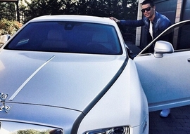 C.Ronaldo khoe siêu xe Rolls-Royce mới!