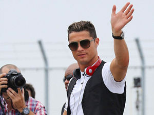 Ronaldo dẫn đầu top 10 cầu thủ giàu nhất thế giới