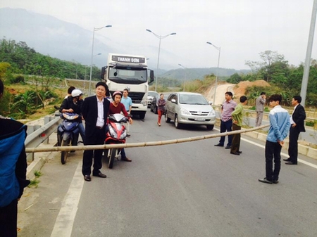 Người dân tự ý chặn đường cao tốc Nội Bài-Lào Cai