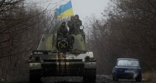 Xe tăng Kiev “đấu” với lính ly khai bắn tỉa