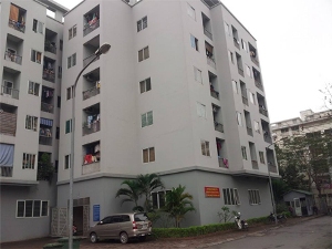 Hà Nội: Bé trai rơi từ tầng 6 nhà chung cư xuống đất