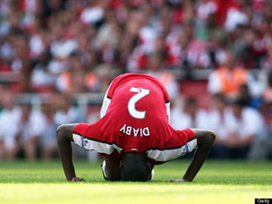 “Vua chấn thương” ở lại Arsenal