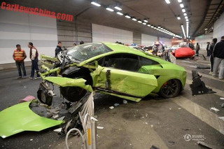 Kinh hoàng 2 siêu xe Lamborghini – Ferrari &quot;tử chiến&quot;