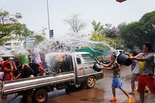  Hào hứng té nước đón năm mới với dân Lào