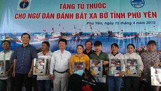 Tặng 150 tủ thuốc cho ngư dân Phú Yên