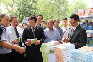 Phó Thủ tướng Chính phủ Vũ Đức Đam đánh trống khai mạc Ngày sách Việt Nam