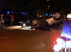 Hà Nội: Xe ô tô lật ngửa giữa phố, tài xế nhập viện