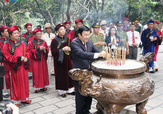Chủ tịch nước Trương Tấn Sang dâng hương tưởng niệm các Vua Hùng