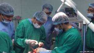 Bác sĩ nhờ phóng viên phẫu thuật não cho nạn nhân động đất