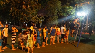 Trẻ em Hà Nội đi hơn chục km chỉ để chơi… xích đu