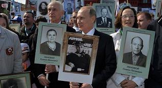 Xúc động hình ảnh Putin trong “Trung đoàn bất tử”