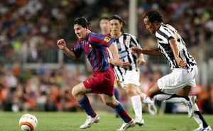  Messi từng &quot;làm khổ&quot; hàng thủ trứ danh của Juventus!