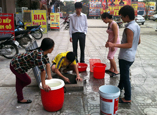 Chủ tịch Hà Nội &quot;lệnh&quot; cấp nước bằng xe téc cho dân