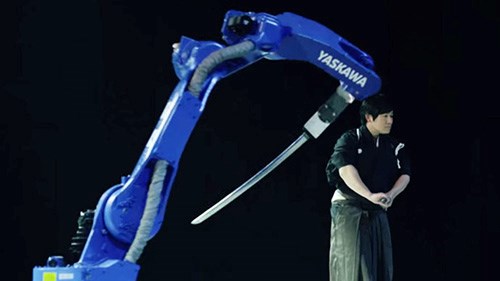 Robot đấu kiếm với samurai Nhật Bản