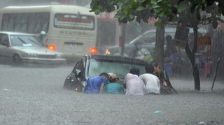Hà Nội mưa rất to, nguy cơ ngập nặng