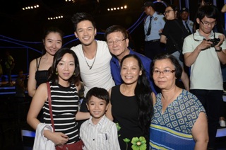Top 6 Vietnam Idol rớt nước mắt khi nói về gia đình