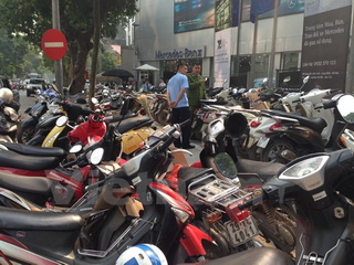 Hà Nội: Không cho phép để xe trên vỉa hè quanh tòa nhà