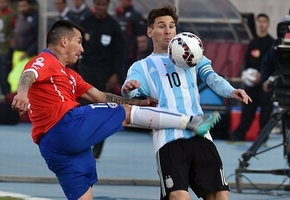 Gia đình Messi bị CĐV Chile tấn công!