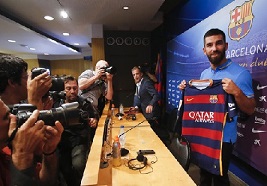 Dani Alves tin tưởng Turan sẽ thành công tại Barca