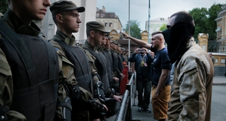 Tổng thống Ukraine tái mặt trước đội quân diều hâu