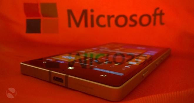 CEO Microsoft: &quot;Smartphone cao cấp của chúng tôi chưa tốt&quot;