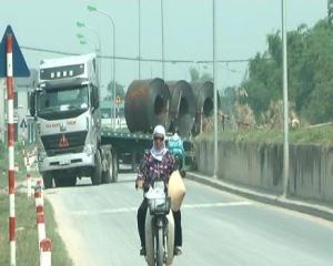 Hà Nội: Phá đê mở đường xe quá tải lưu thông