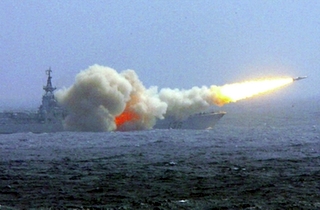 Bắn 100 tên lửa, Trung Quốc có làm đối thủ sợ hãi?