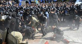 Xung đột đẫm máu sắp nhấn chìm Kiev?