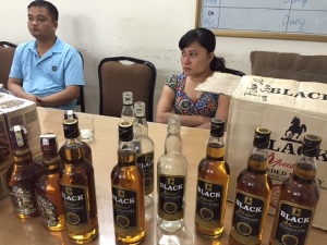 Phá đường dây làm giả rượu Lào thành Chivas