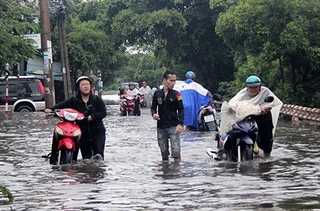 TPHCM: Đường phố biến thành sông sau cơn mưa lớn