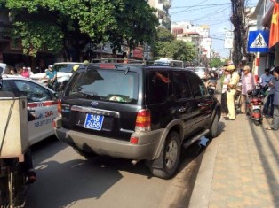 Hà Nội: Tài xế xe biển xanh cố thủ khi bị cảnh sát dừng xe